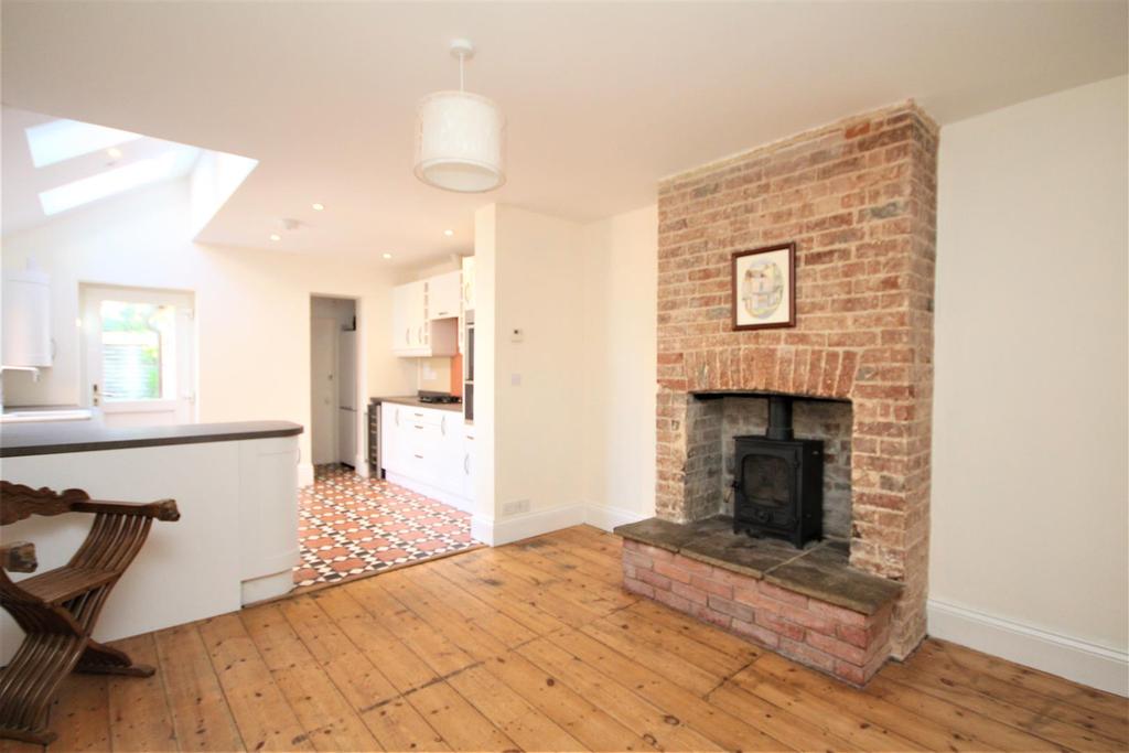 High Path Road, Guildford 2 bed house £1,550 pcm (£358 pw)