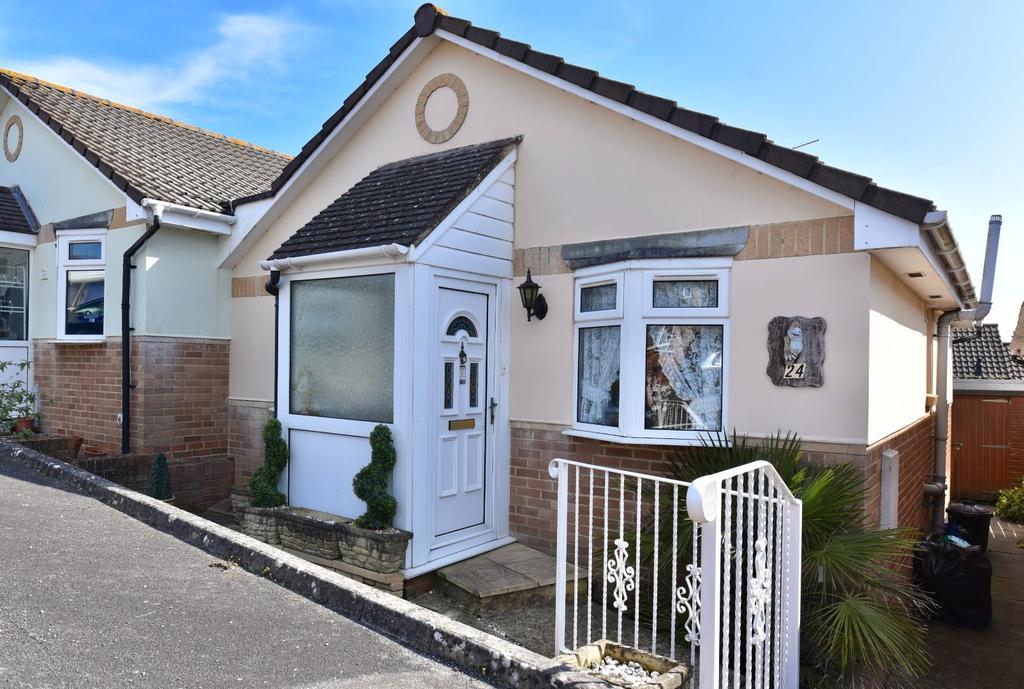Nelson Drive, Cowes 2 bed semidetached bungalow £200,000