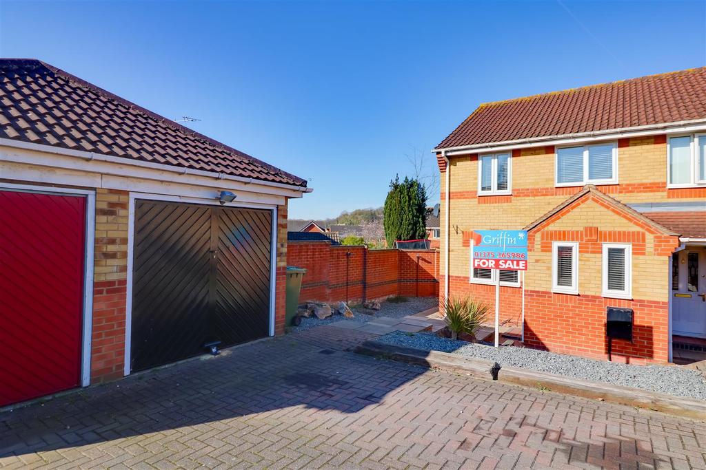 Camden Road, Grays 3 bed semidetached house £350,000