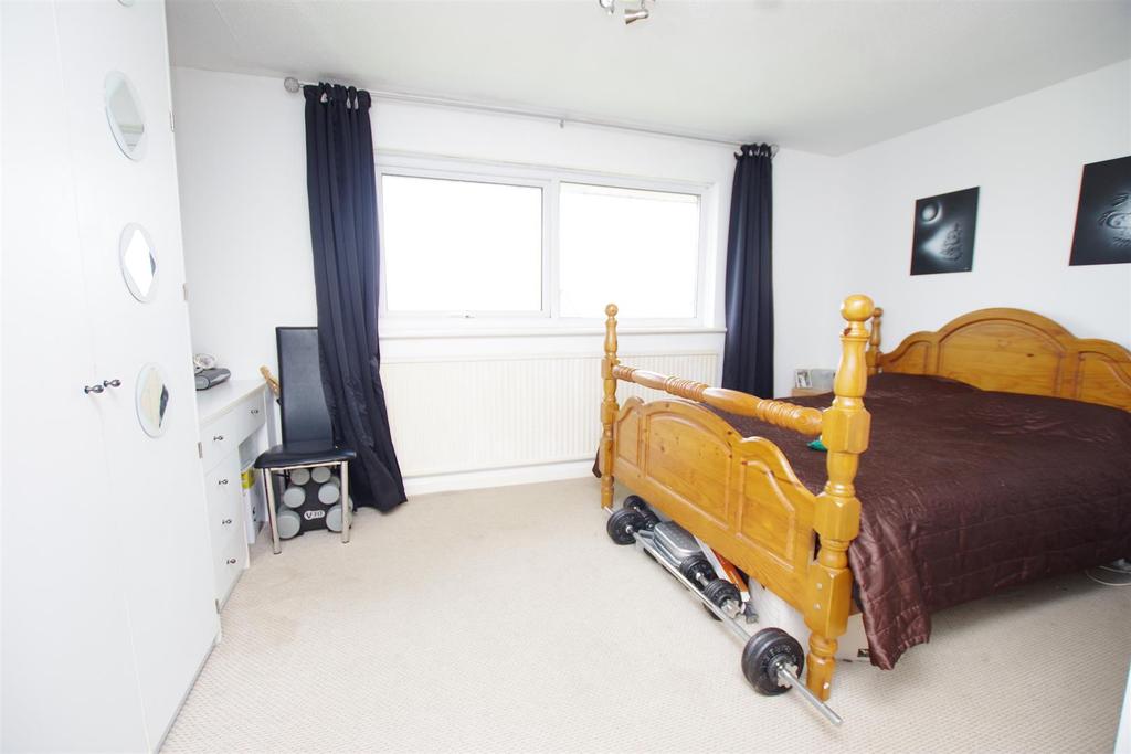 Evesham Grove, Idle, Bradford 3 bed link detached house £210,000