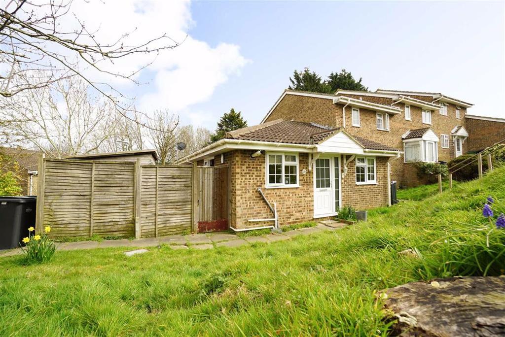 Piltdown Close, Hastings, East Sussex 2 bed semidetached bungalow £