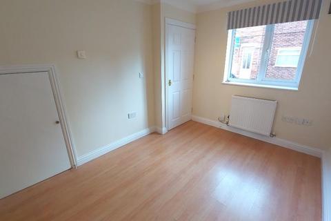 3 bedroom terraced house to rent, Trinity Mews, Grantham, NG31