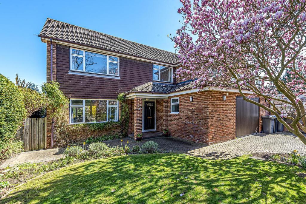 Waverley Drive, Chertsey, KT16 3 bed detached house £685,000