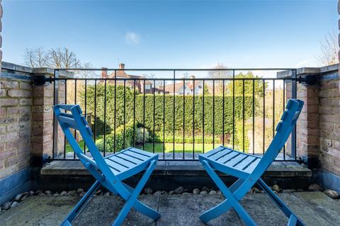 8 Betchworth Place, Pixham, Dorking, RH4 1BF