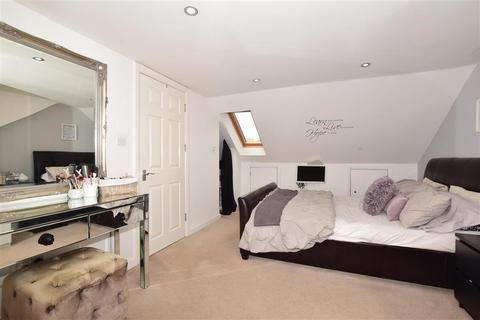18 Derek Avenue, West Ewell, Epsom, KT19 9HR