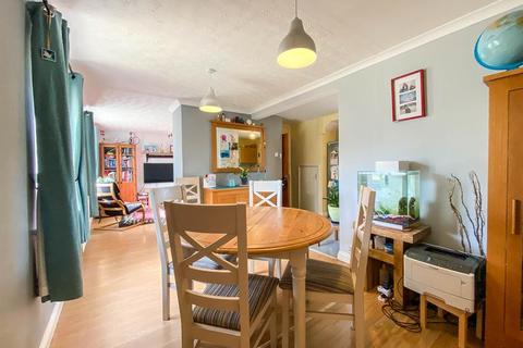 24 Frederick Thomas Road, Dursley, GL11 6NB