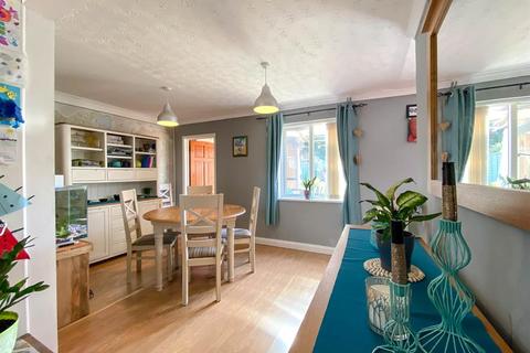 24 Frederick Thomas Road, Dursley, GL11 6NB