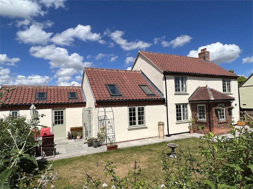 Crab Lane, North Muskham, Nottinghamshire. 3 bed cottage for sale £