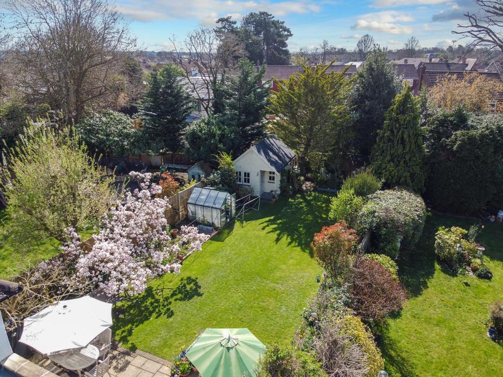 Garrick Close, WaltonOnThames, KT12 4 bed detached house £1,295,000