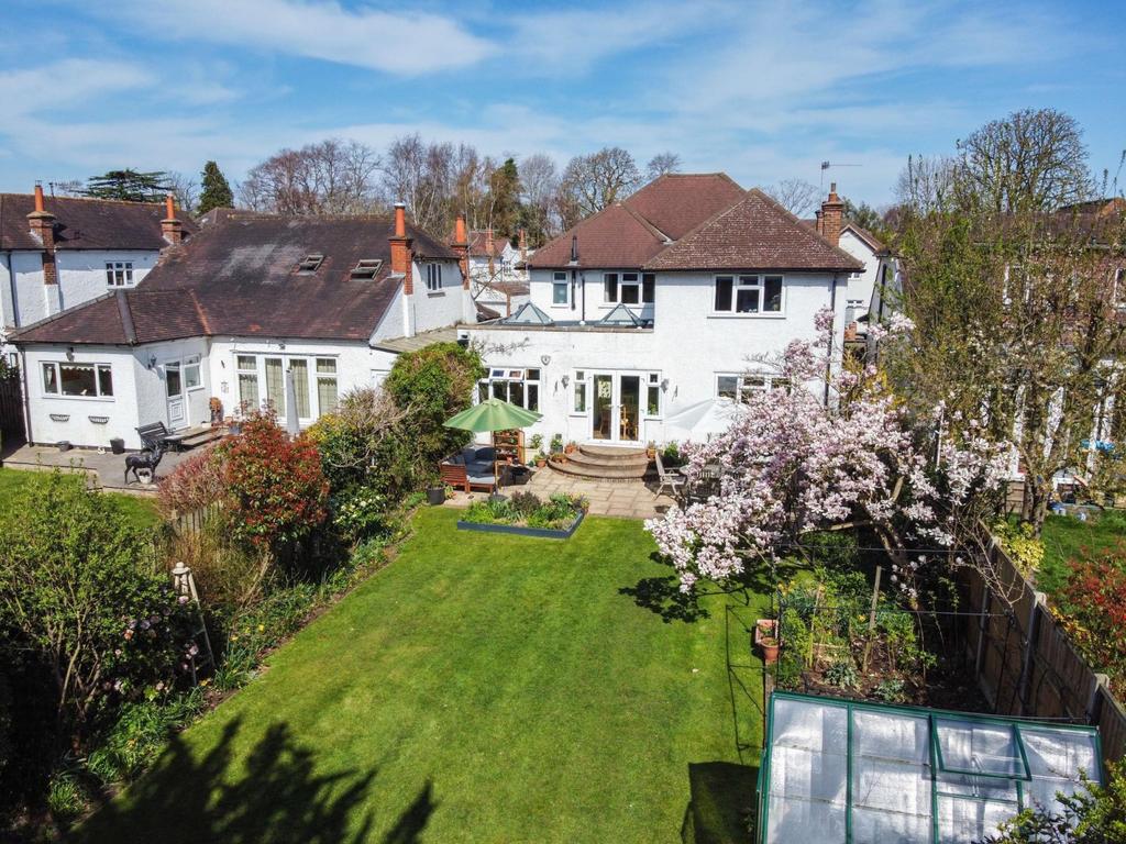 Garrick Close, WaltonOnThames, KT12 4 bed detached house £1,295,000