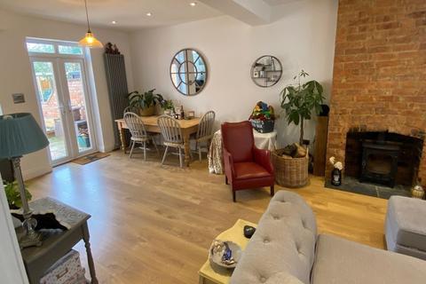 35 Moore Street, Northampton, NN2 7HU
