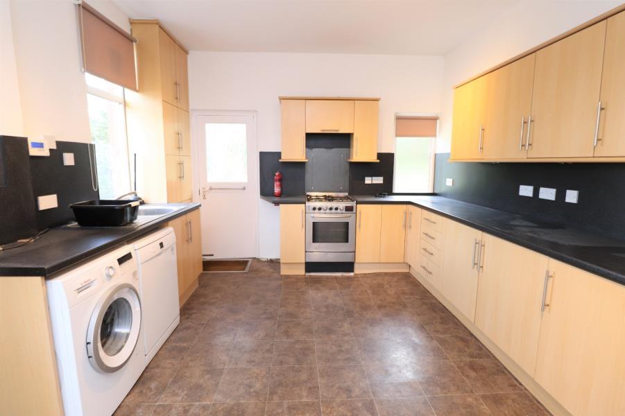 WHITECOTE HILL, BRAMLEY, LEEDS, LS13 2HU 4 bed detached house £925