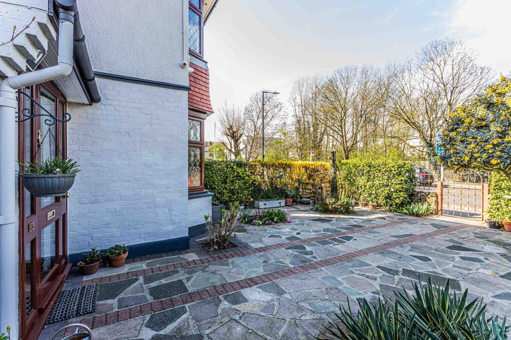 Powys Lane, London, N13 4 bed detached house £835,000