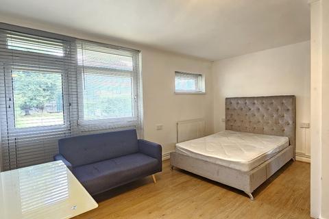 Studio to rent, Baroness Road, London, Haggerston