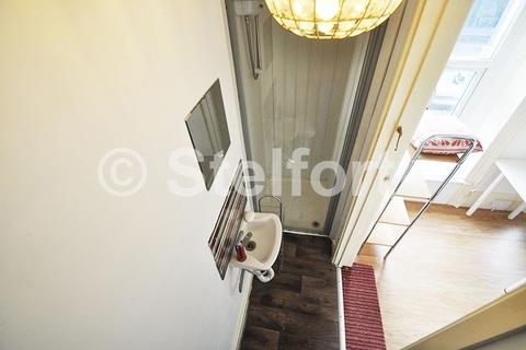 undefined, Commercial Road, London, E14