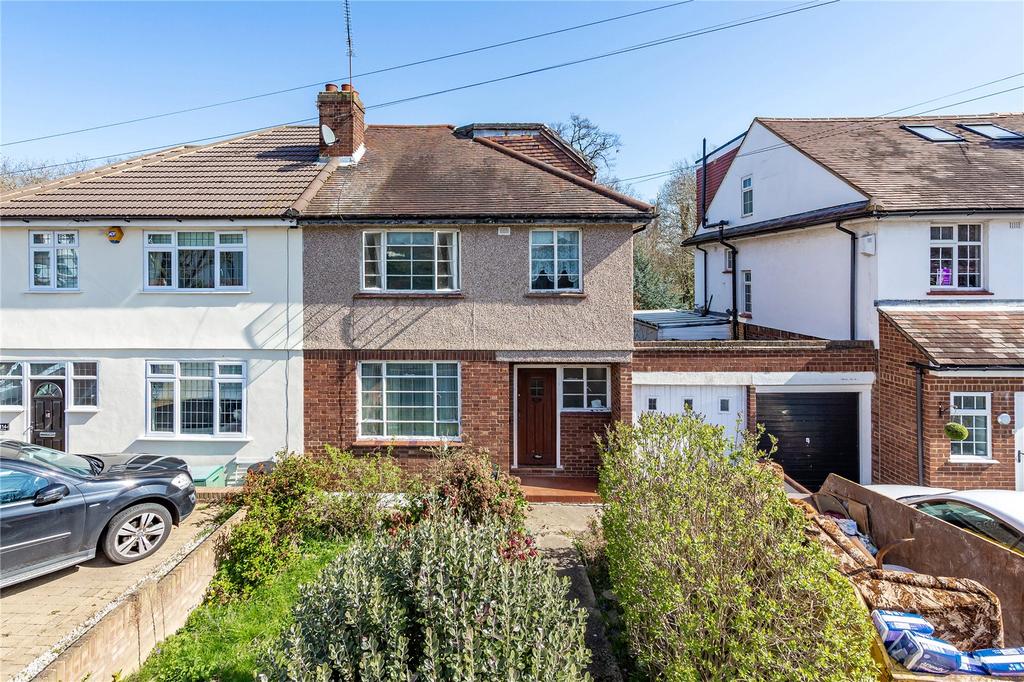 Lake Rise, Romford, RM1 3 bed semidetached house £500,000