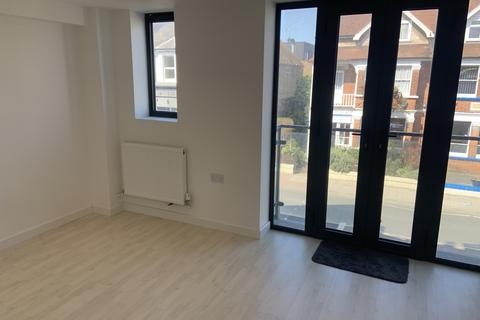 2 bedroom flat to rent, High Street, Broadstairs, CT10