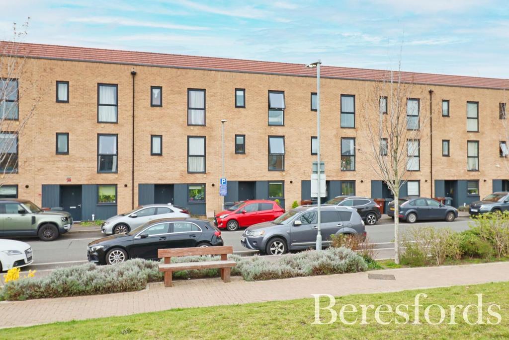 Ellis Avenue, Dagenham, Essex, RM8 3 bed townhouse £425,000