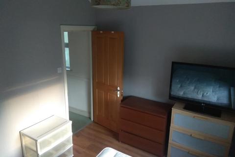 1 bedroom in a house share to rent, Elm Grove , Cricklewood, London NW2