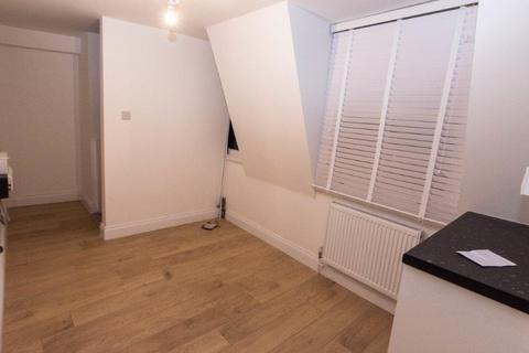 3 bedroom flat to rent, Caledonian Road, Kings Cross N1