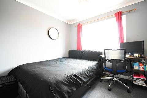 24 Driftway Road, Hook, RG27 9SB