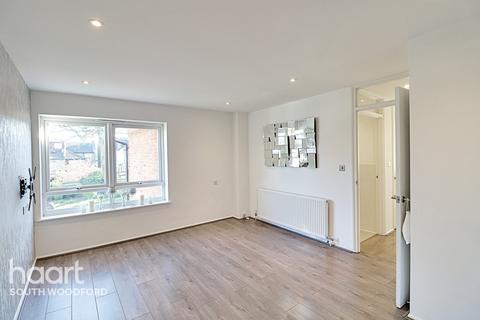 28 Woodford New Road, London, E18 2QD