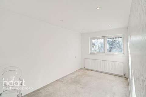 28 Woodford New Road, London, E18 2QD