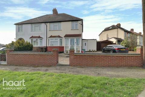 3 bedroom semi-detached house for sale - Coombe Road, Romford