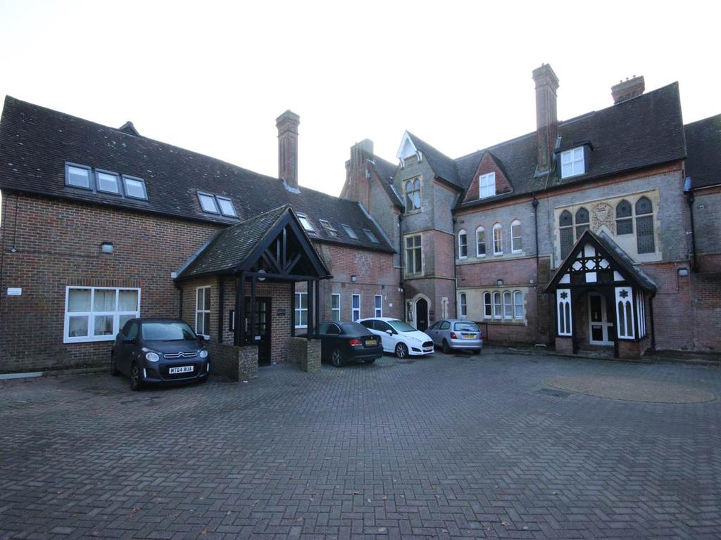 Horsgate House, Hanlye Lane, Cuckfield 2 bed flat £1,050 pcm (£242 pw)