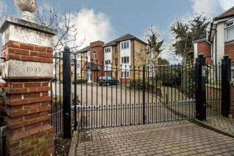 80 Heathcote Road, St Margarets, Twickenham, TW1 1SD