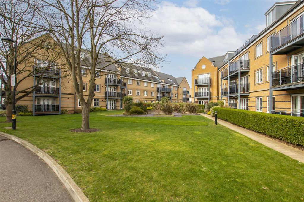 Constables Way, Kingsmead Court, Hertford 2 bed flat £310,000