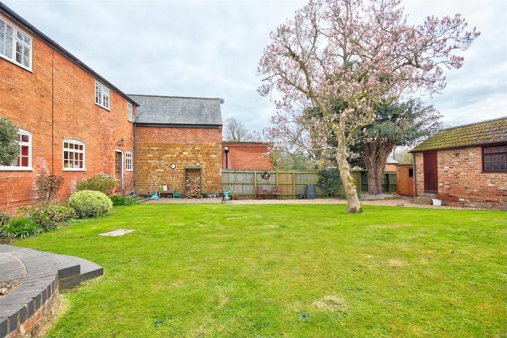 4 rear garden.jpg