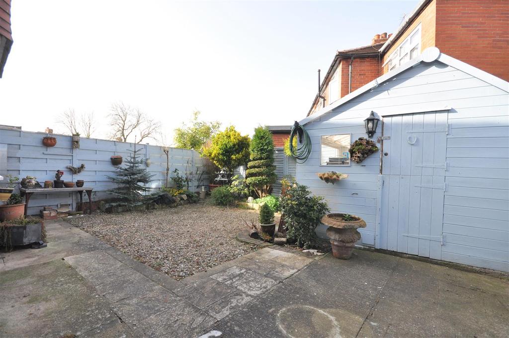 Burnholme Drive, York, YO31 0LJ 3 bed semidetached house £239,950
