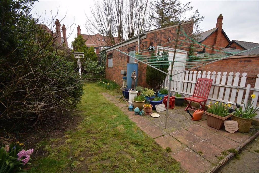 Trafalgar Crescent, Bridlington, East Yorkshire 4 bed block of