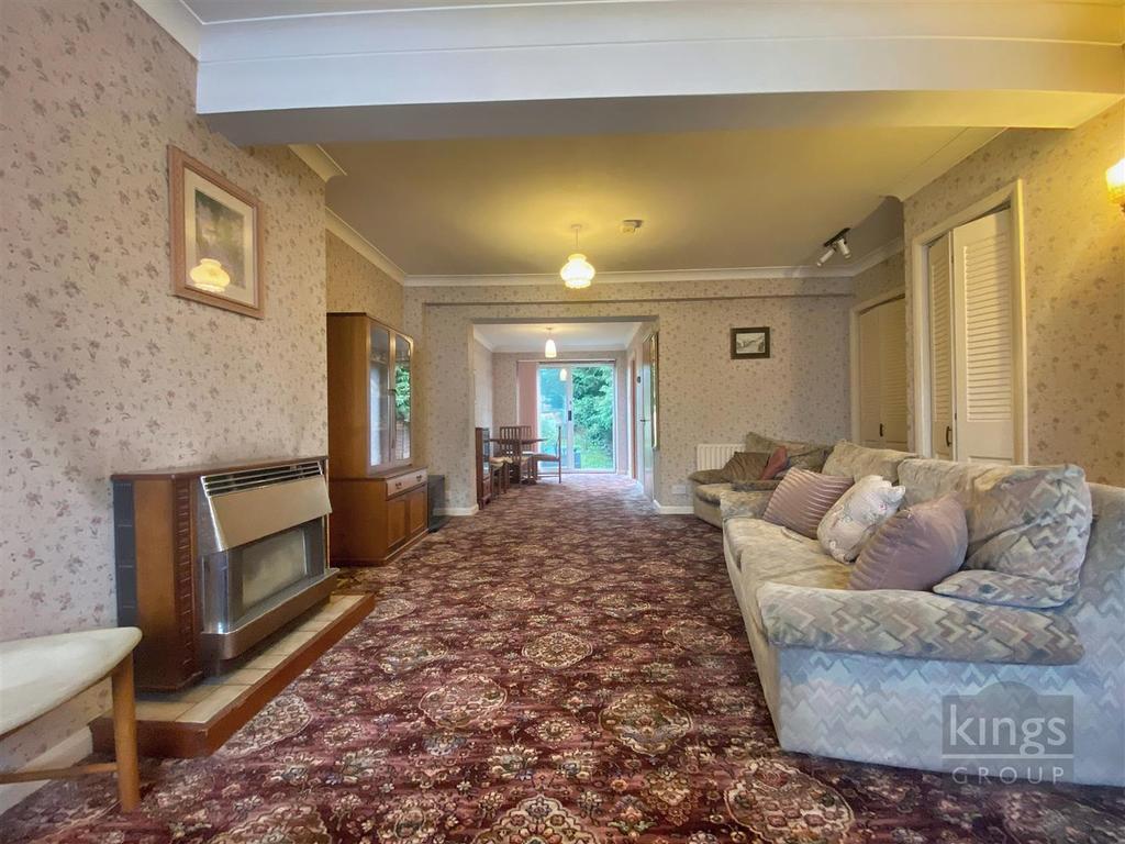 Kenilworth Crescent, Enfield 3 bed terraced house £550,000
