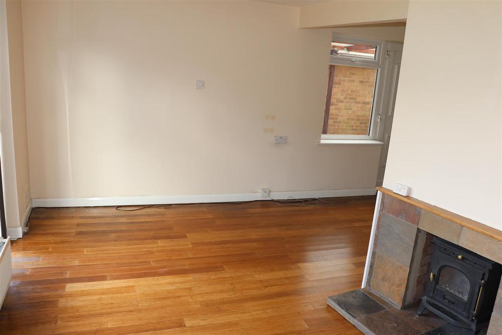 Wheat Hill, Orchard Hills, Walsall 3 bed semidetached house £850 pcm (£196 pw)
