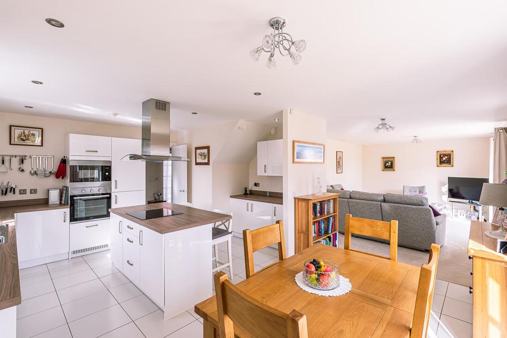 Open plan kitchen/dining room