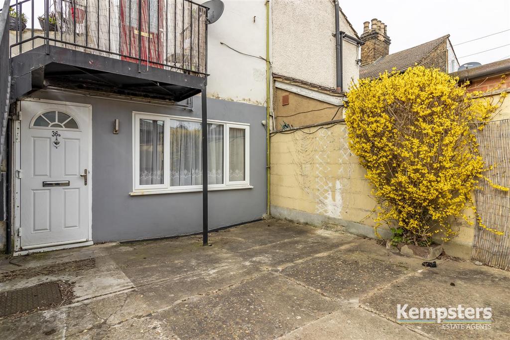 Bridge Road, Grays 1 bed apartment £130,000