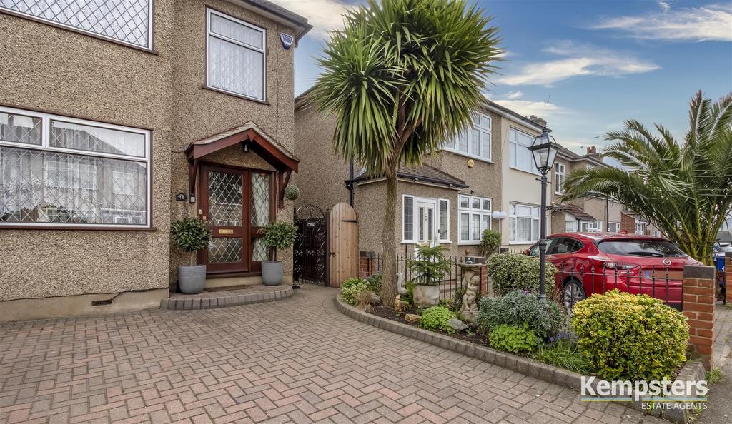 Grovelands Way, Grays 3 bed end of terrace house £365,000