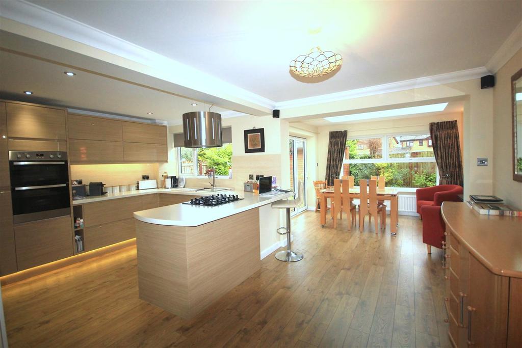 Bronte Avenue, Christchurch 3 bed detached house £1,450 pcm (£335 pw)