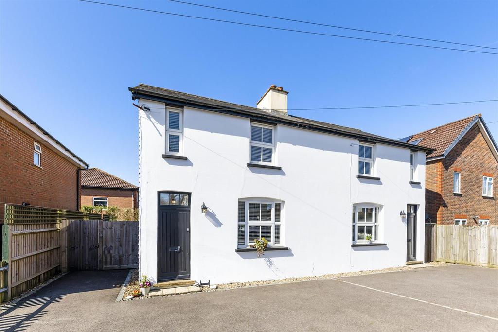 Buckland Road, Lower Kingswood, Tadworth 2 bed semidetached house £