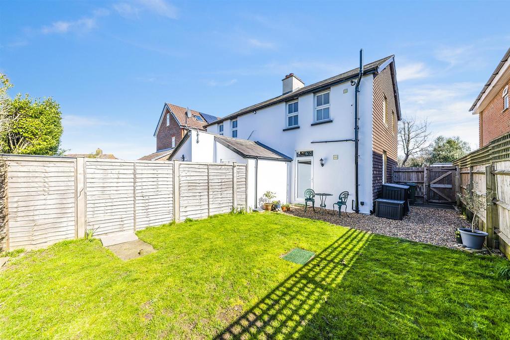 Buckland Road, Lower Kingswood, Tadworth 2 bed semidetached house £