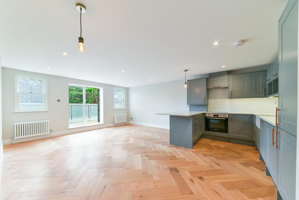 Queens Road, SW19 2 bed apartment £2,560 pcm (£591 pw)