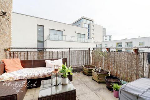 2 bedroom flat to rent, Axio Way, London