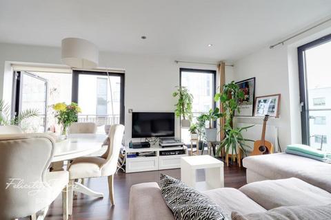 2 bedroom flat to rent, Axio Way, London