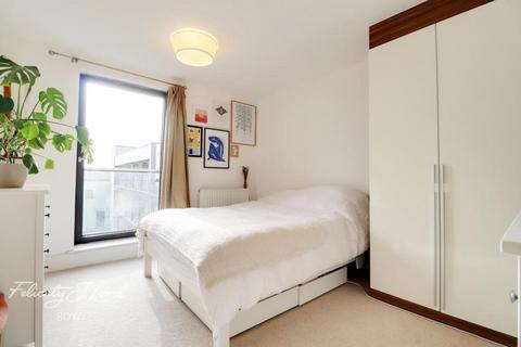 2 bedroom flat to rent, Axio Way, London