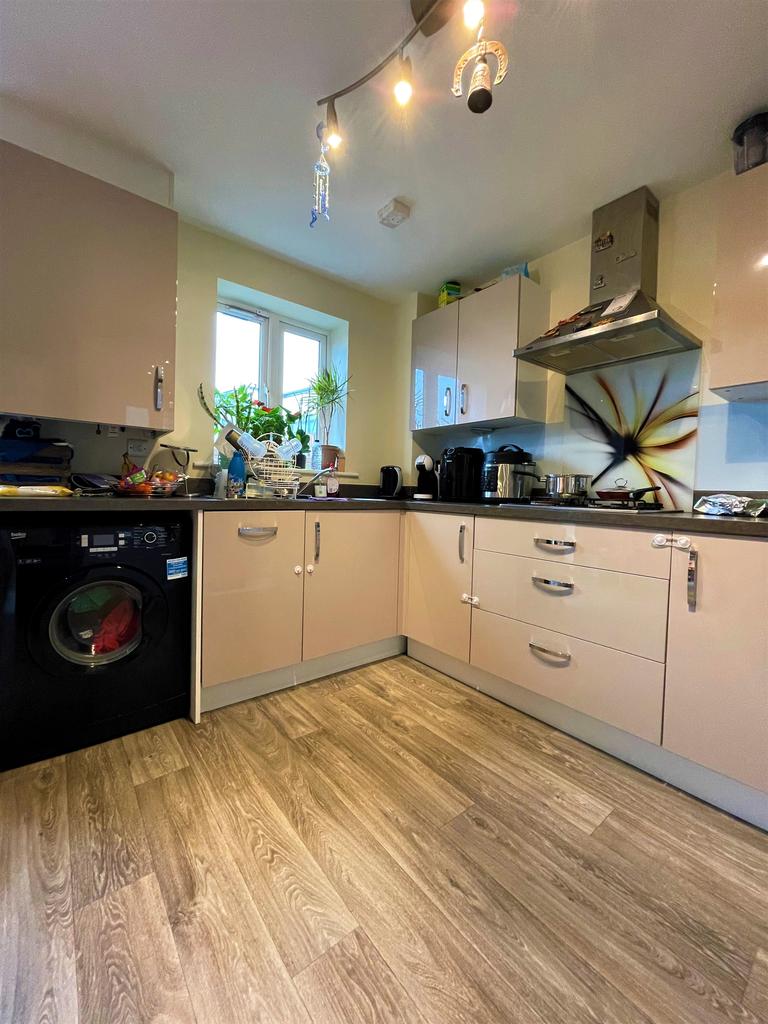 Mill Race Lane Laisterdyke, Bradford, BD4 3 bed terraced house £142,995