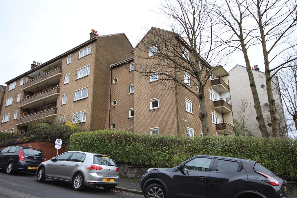 Thornwood Drive, Thornwood, Glasgow Available from 12th April ! NO HMO LICENCE 3 bed flat