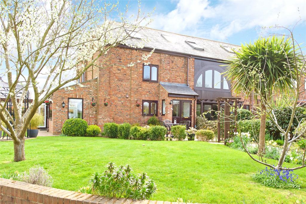 Manor Court, Heath and Reach, Leighton Buzzard, Bedfordshire, LU7 3 bed barn conversion for sale