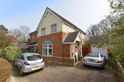 33 Cloverfields, Horley, RH6 9EY